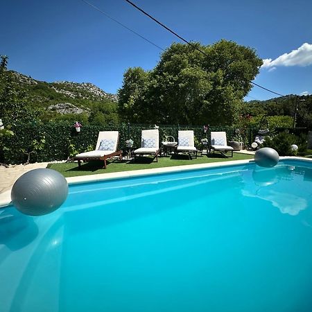 Villa Ivona With Swimming Pool And Jacuzzi Oslje エクステリア 写真