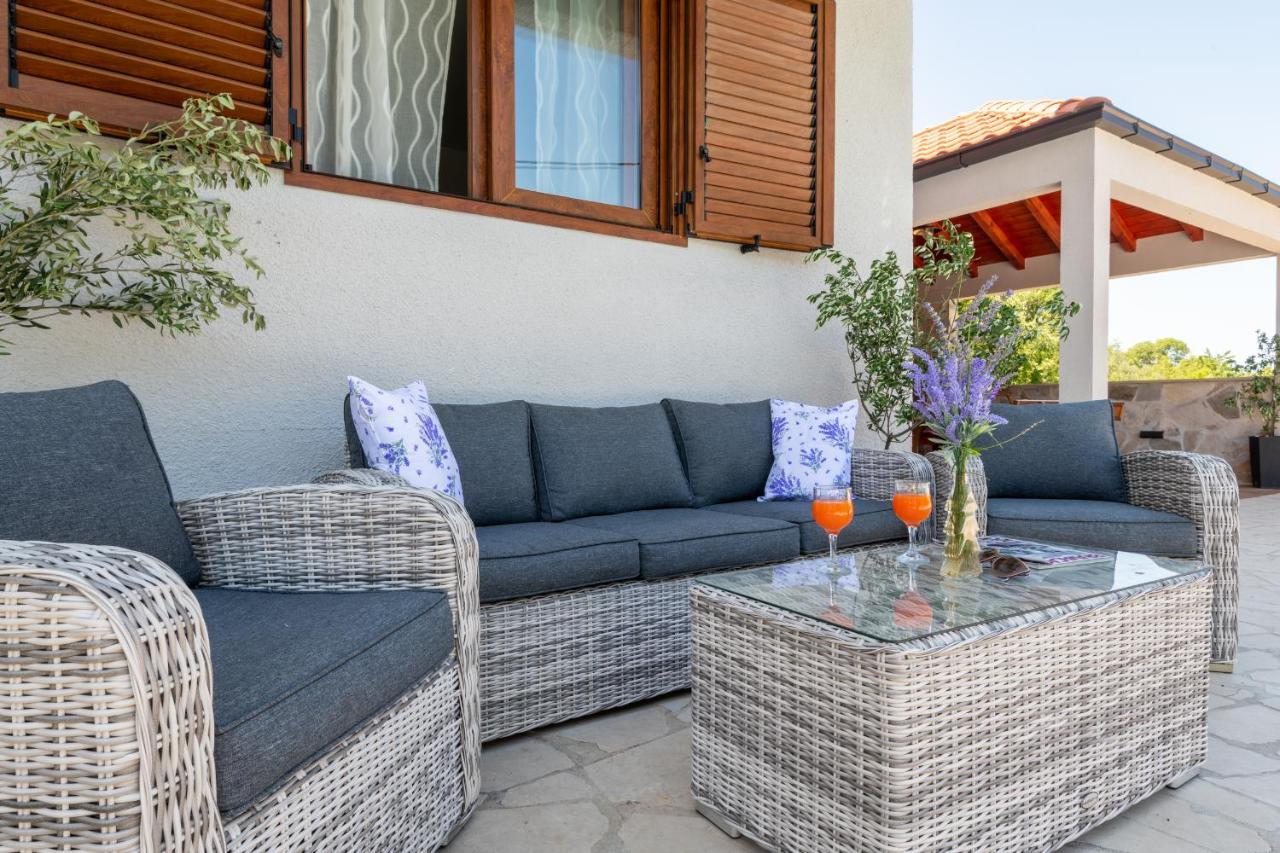 Villa Ivona With Swimming Pool And Jacuzzi Oslje エクステリア 写真