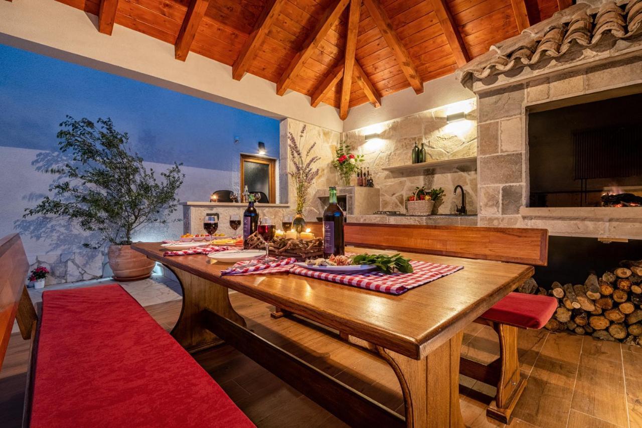 Villa Ivona With Swimming Pool And Jacuzzi Oslje エクステリア 写真