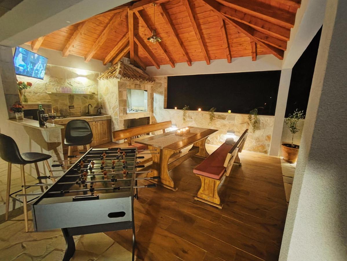 Villa Ivona With Swimming Pool And Jacuzzi Oslje エクステリア 写真