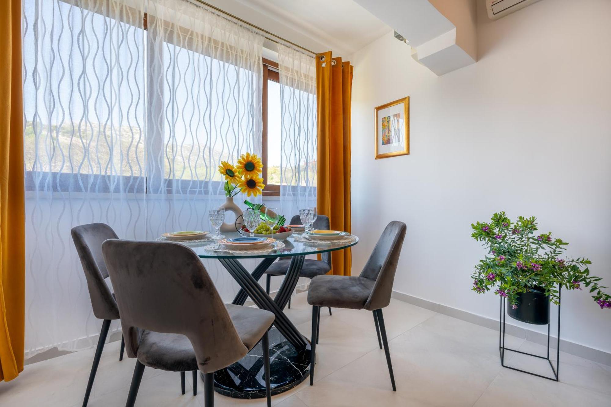 Villa Ivona With Swimming Pool And Jacuzzi Oslje エクステリア 写真