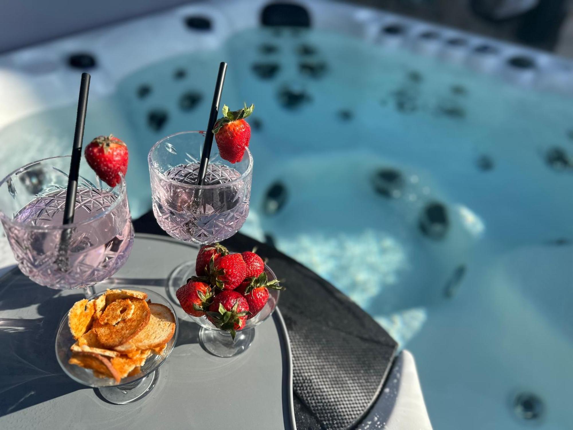 Villa Ivona With Swimming Pool And Jacuzzi Oslje エクステリア 写真