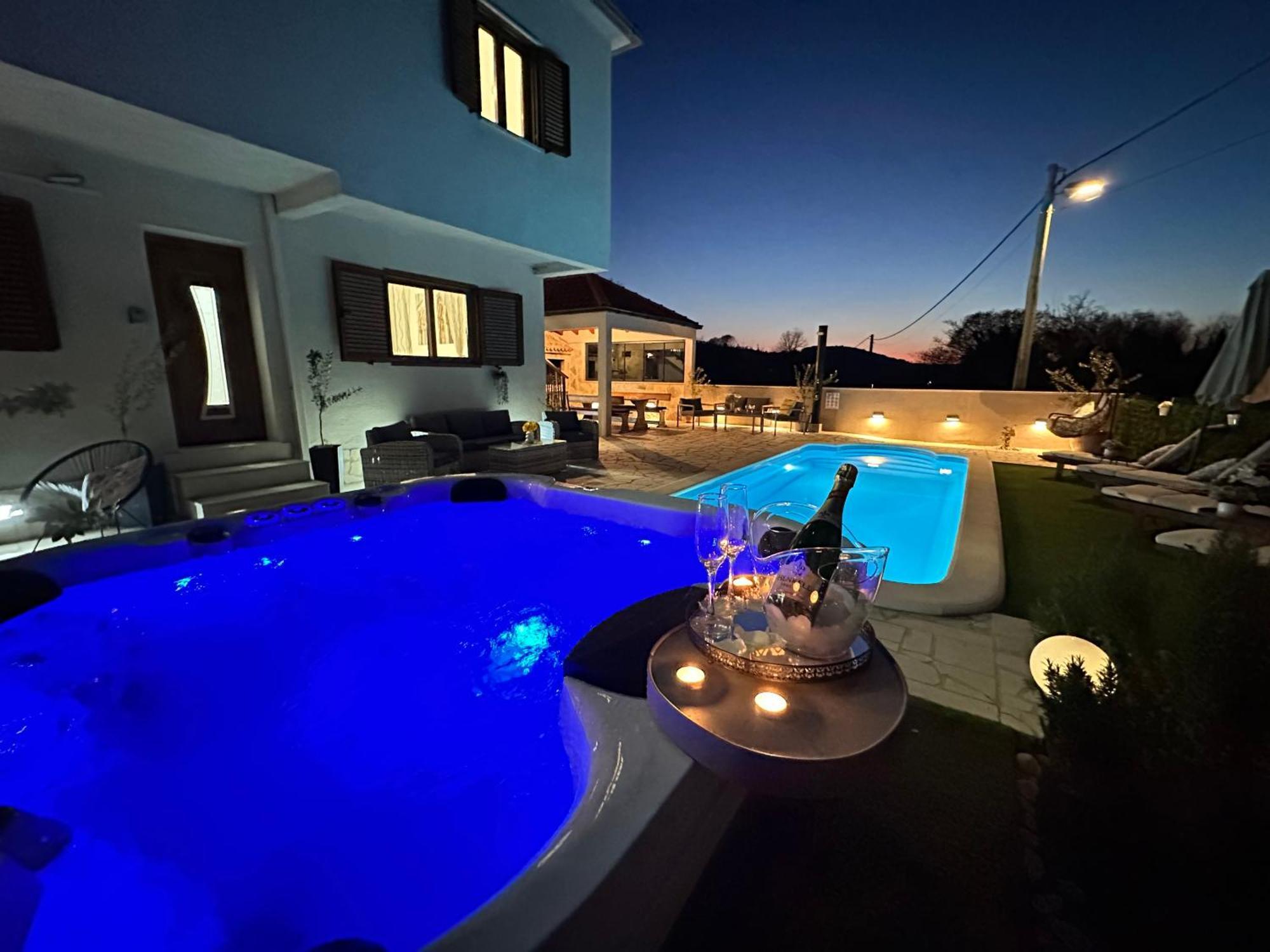 Villa Ivona With Swimming Pool And Jacuzzi Oslje エクステリア 写真