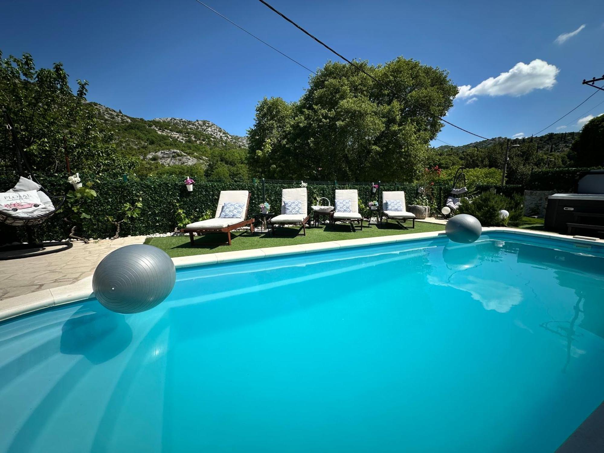 Villa Ivona With Swimming Pool And Jacuzzi Oslje エクステリア 写真