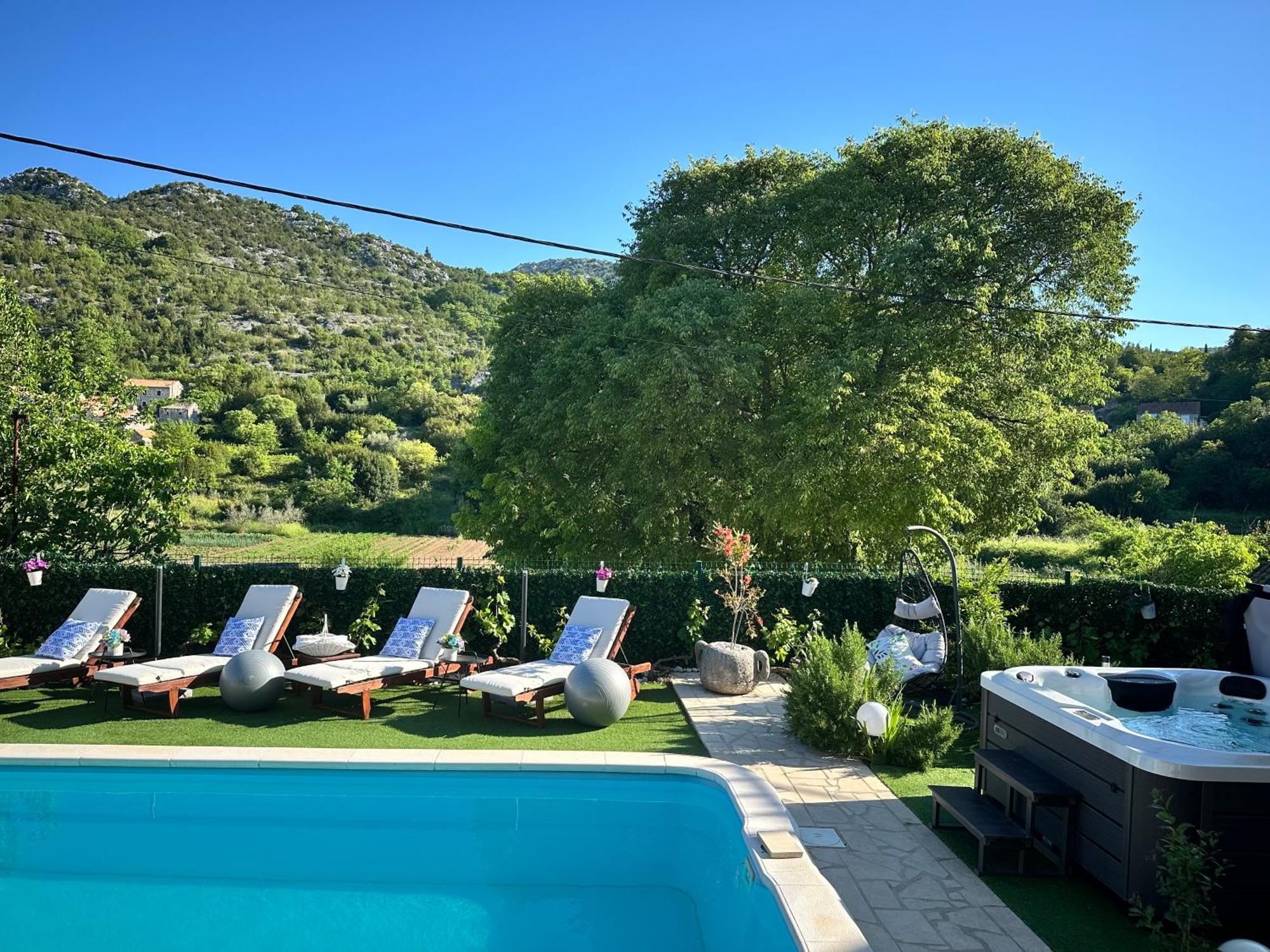 Villa Ivona With Swimming Pool And Jacuzzi Oslje エクステリア 写真