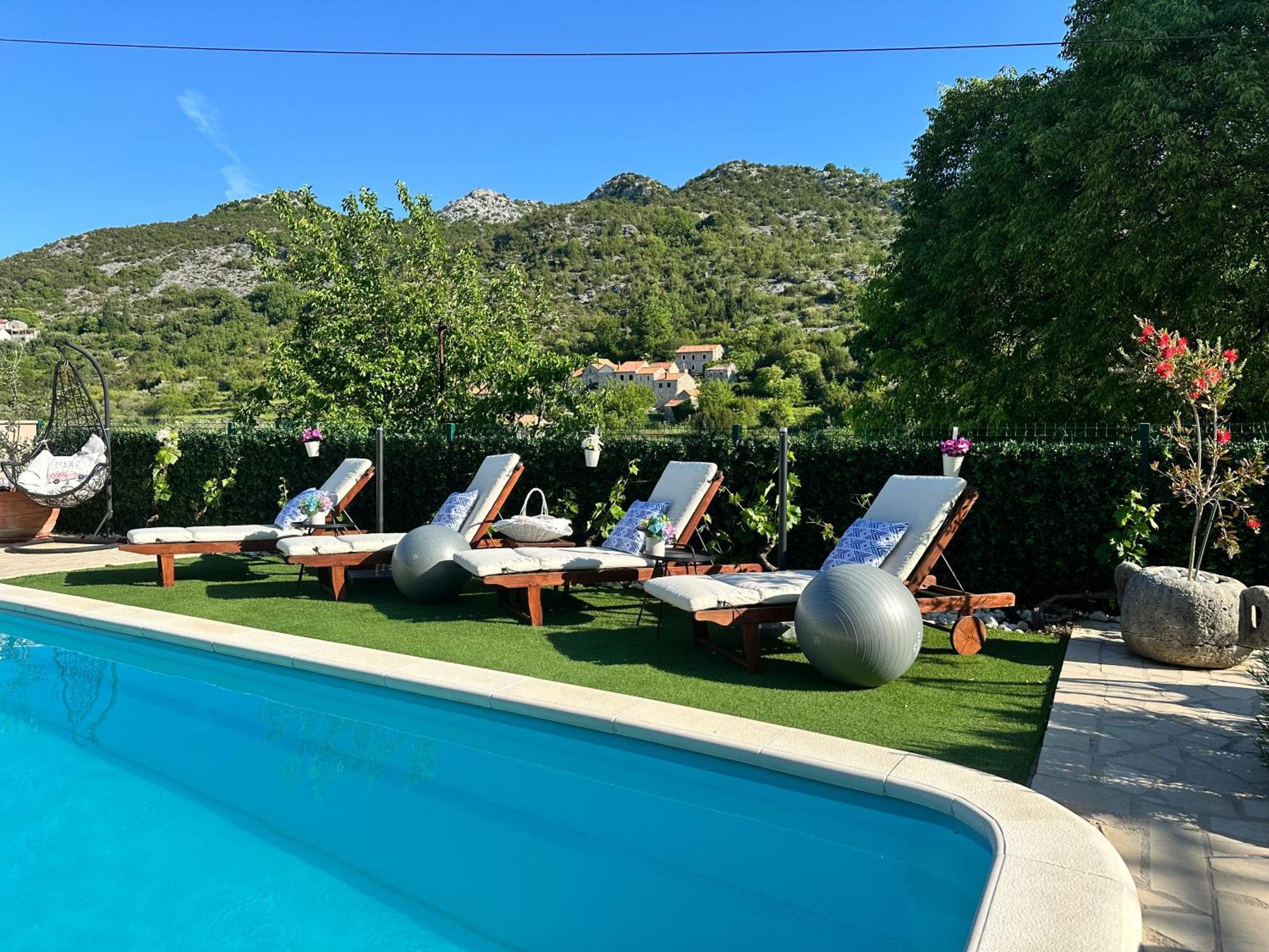 Villa Ivona With Swimming Pool And Jacuzzi Oslje エクステリア 写真