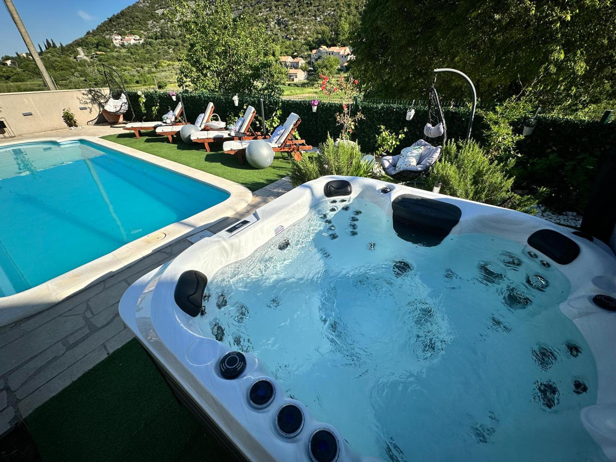 Villa Ivona With Swimming Pool And Jacuzzi Oslje エクステリア 写真