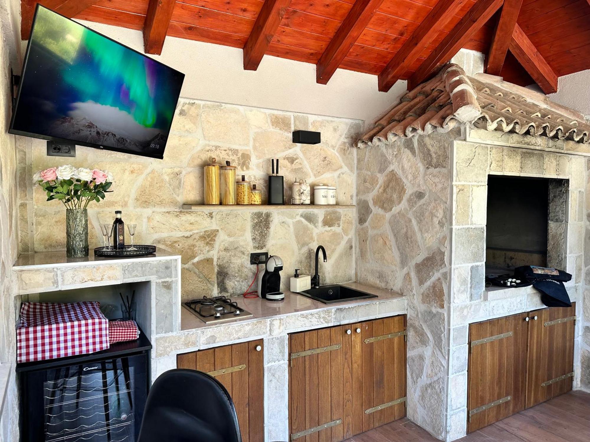 Villa Ivona With Swimming Pool And Jacuzzi Oslje エクステリア 写真