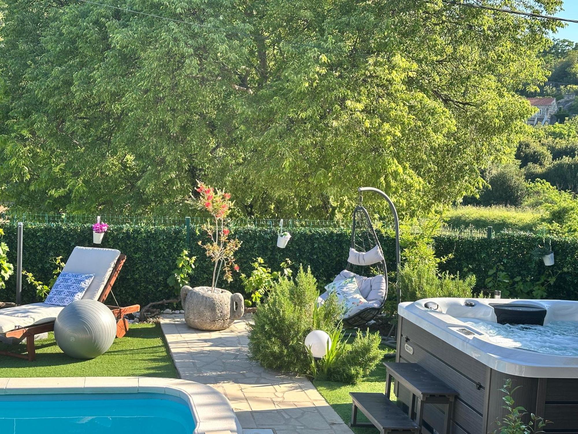 Villa Ivona With Swimming Pool And Jacuzzi Oslje エクステリア 写真